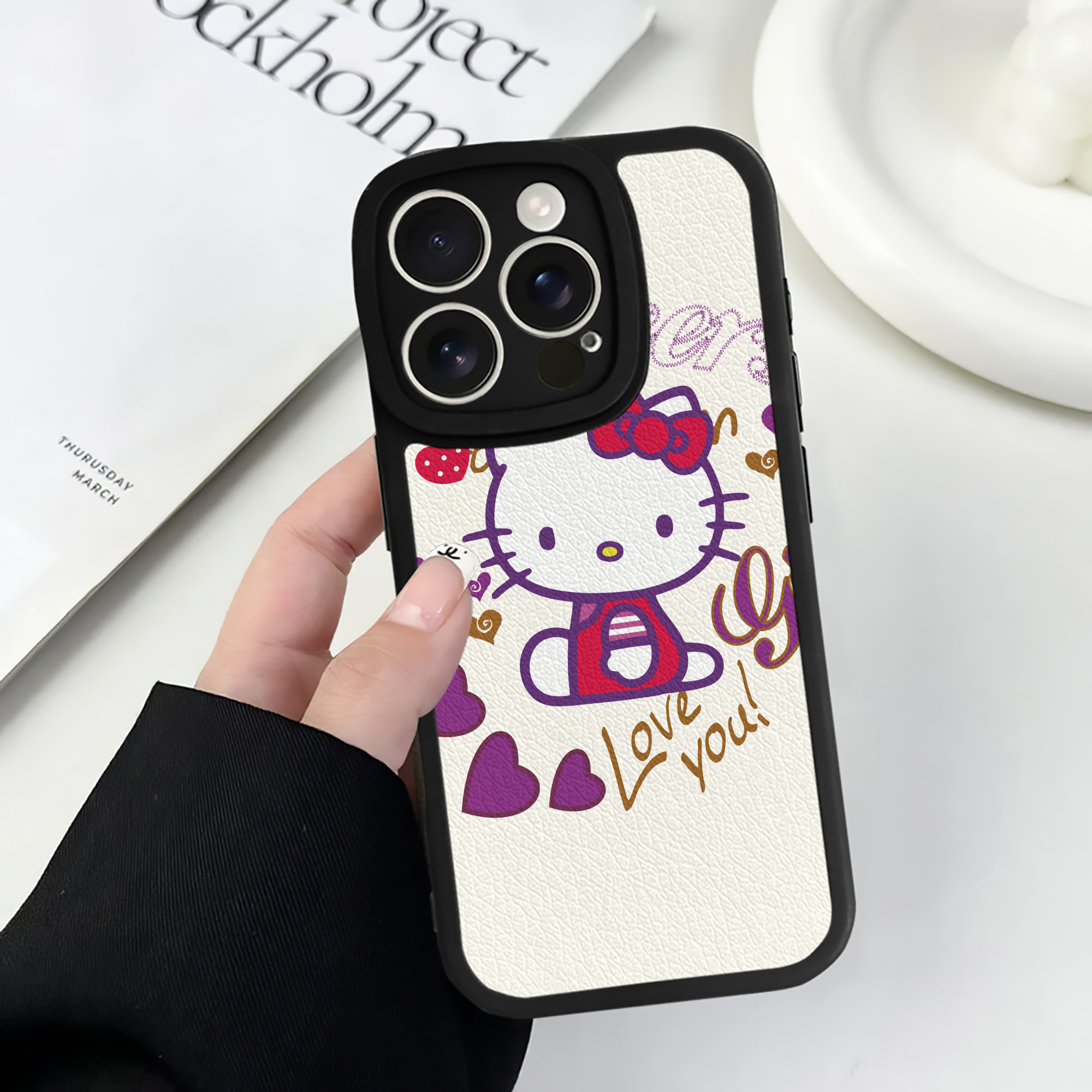 （画像用） Hello Kitty ハローキティ 【iPhone 16シリーズ対応】シリコンスマホケース（レザー調） 材質：シリコン